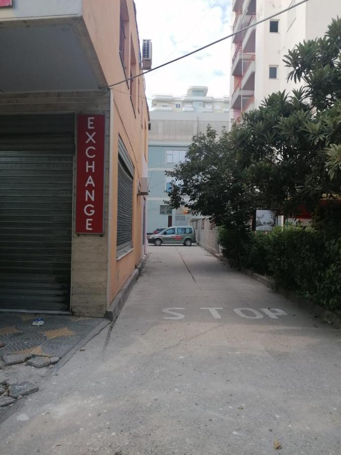 Appartamento Incantevole Con Posto Auto Privato Vlore Bagian luar foto