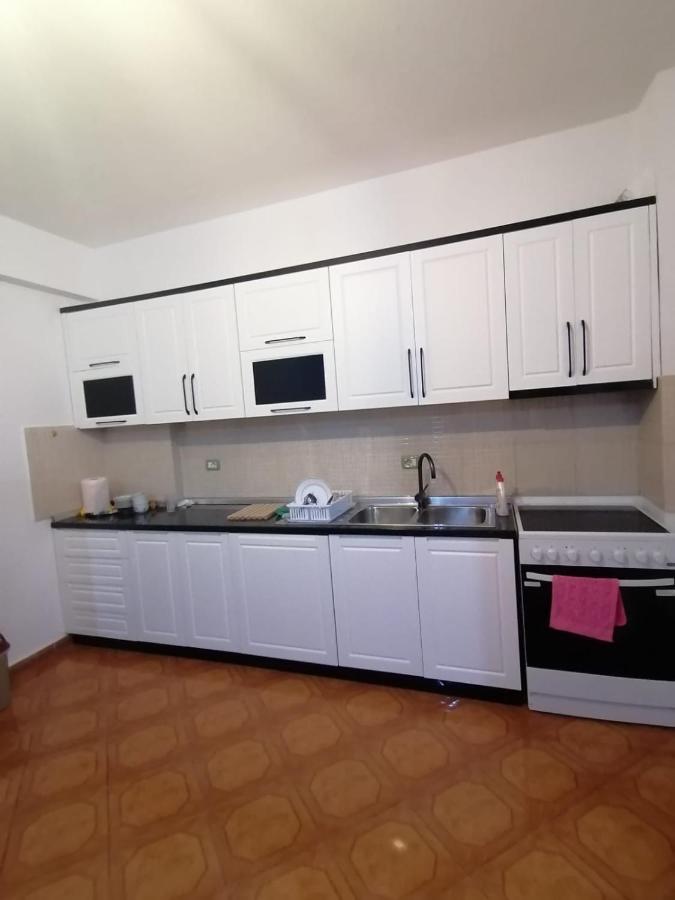 Appartamento Incantevole Con Posto Auto Privato Vlore Bagian luar foto